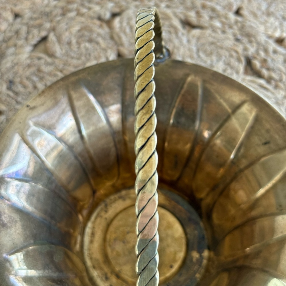 Vintage Brass Basket With Swiveling Handle - Picture 5 of 9